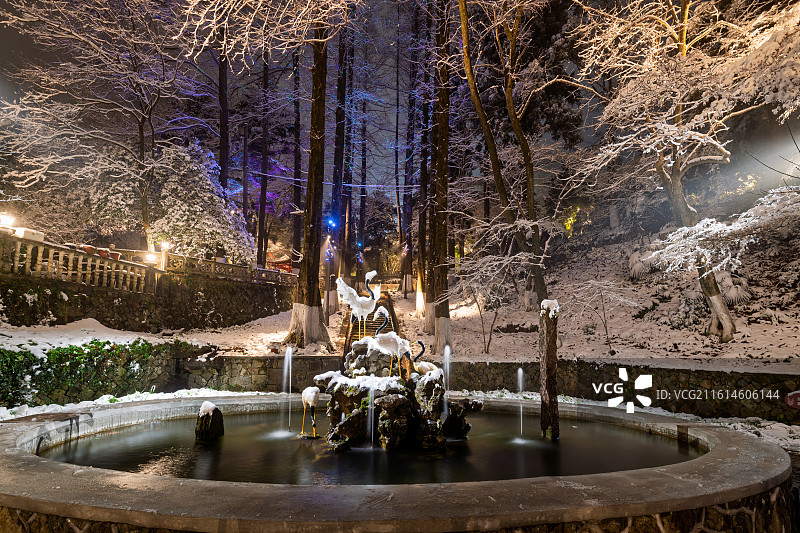 浙江省湖州市德清县莫干山风景区芦花荡公园雪后夜景图片素材