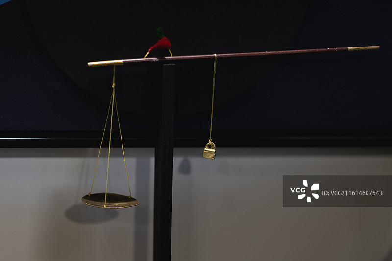 饰品店装饰黄铜秤的特写镜头图片素材