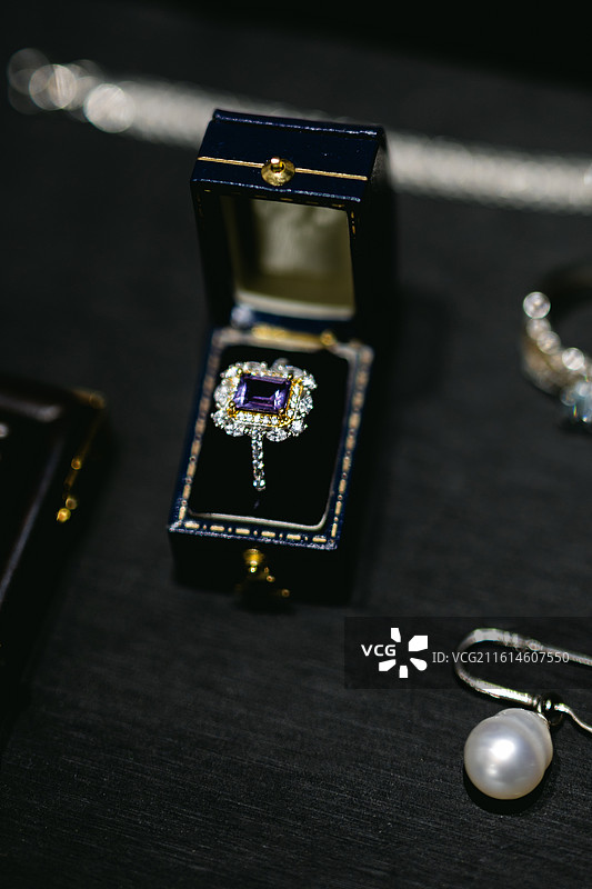 桌子上的戒指和首饰饰品的高角度视图图片素材