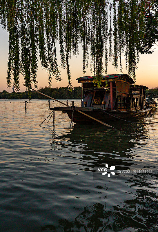 黄昏夕阳晚霞中的浙江嘉兴南湖景区湖心岛红船特写镜头图片素材