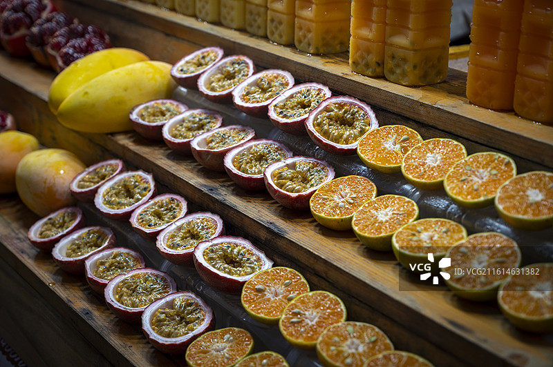 市场摊位出售百香果、橙子图片素材