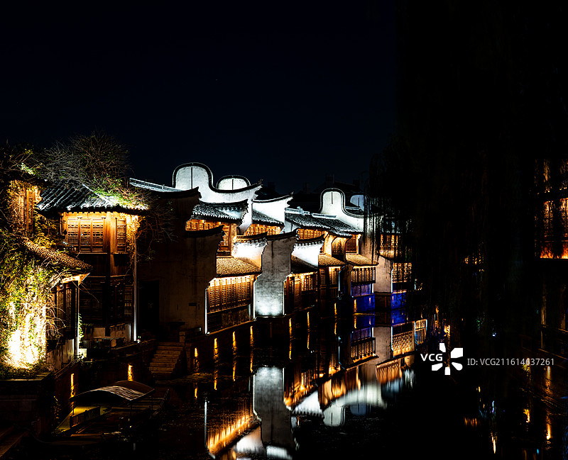 浙江嘉兴月河历史街区夜景夜色小桥流水人家房江南水乡民居建筑倒影景观图片素材