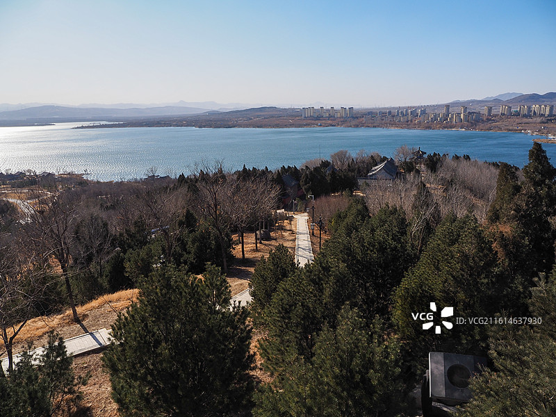 冬季晴空下淄博萌山公园美景图片素材