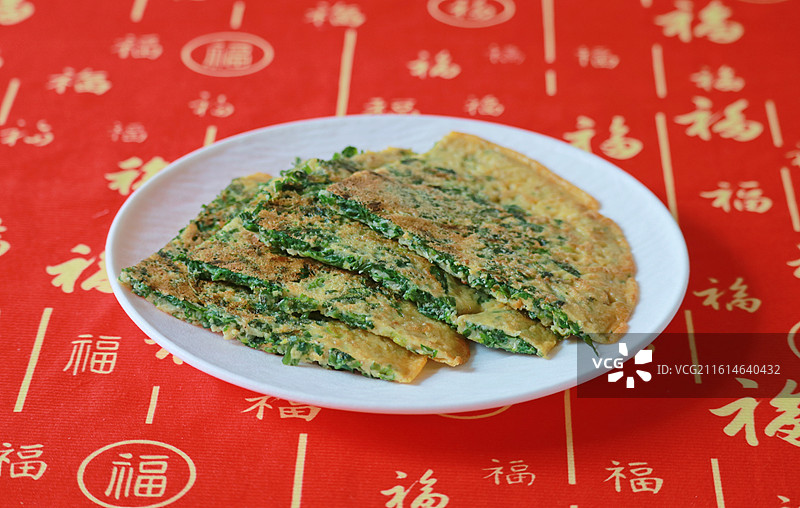 一盘切好的芹菜鸡蛋饼图片素材
