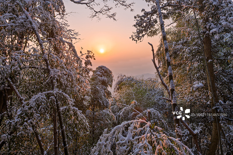浙江省湖州市德清县莫干山风景区雪后步道日出图片素材
