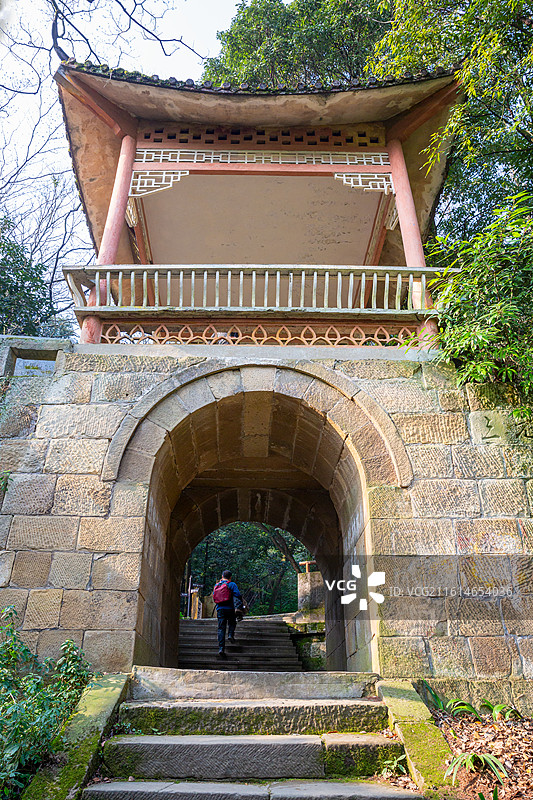 重庆缙云山古树环绕古石牌坊静谧图片素材