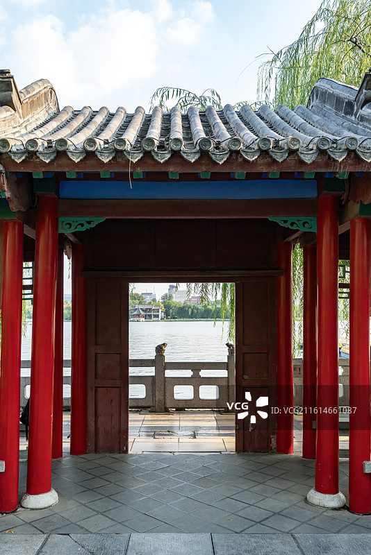 湖畔中国传统古亭图片素材