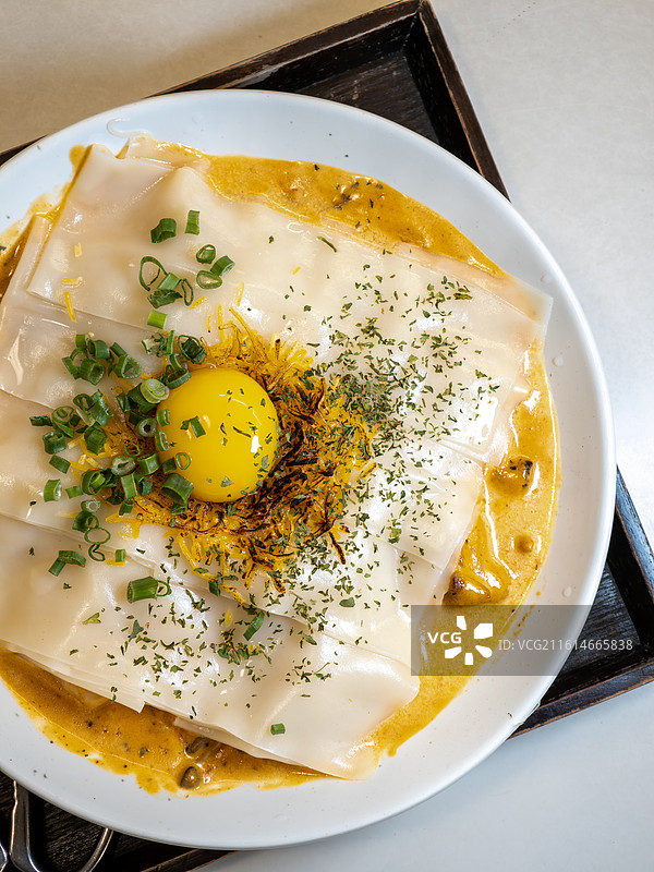 首尔网红美食奶油咖喱乌冬面配蛋黄特写图片素材