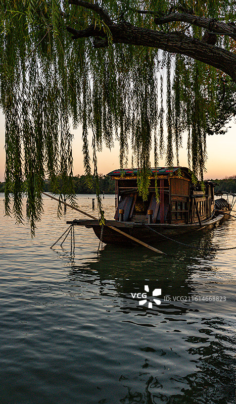 黄昏夕阳晚霞中的浙江嘉兴南湖景区湖心岛红船特写镜头图片素材