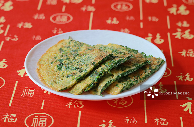 一盘切好的芹菜鸡蛋饼图片素材