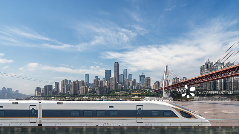 城市景观铁路轨道上的高速列车图片素材