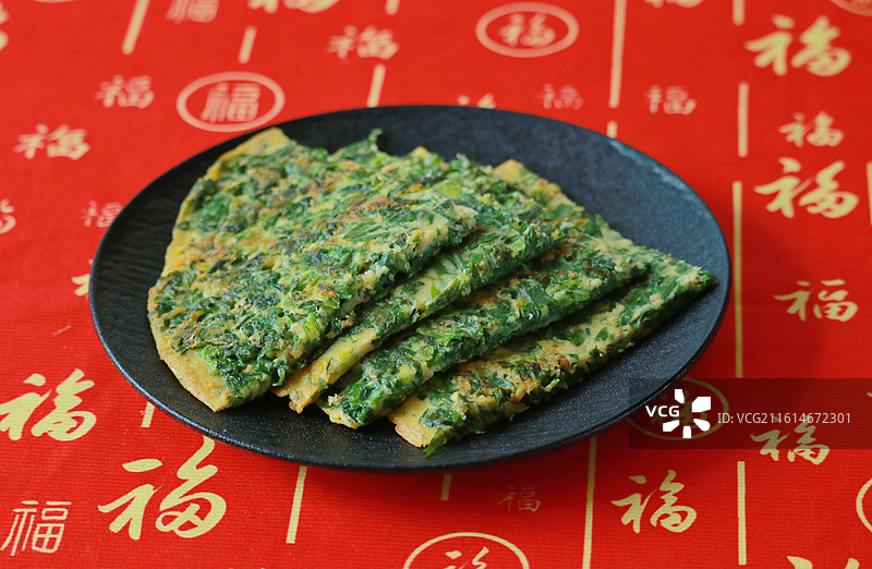 一盘切好的芹菜鸡蛋饼图片素材