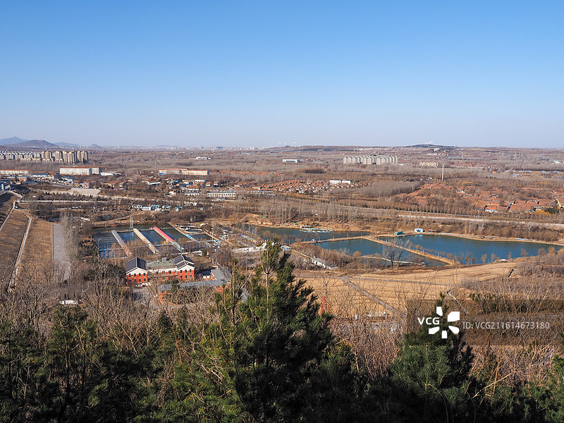 冬季晴空下淄博萌山公园美景图片素材