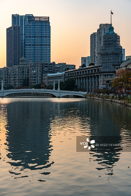 黄昏夕阳余晖中的上海苏州河外滩源两岸城市建筑倒影景观图片素材