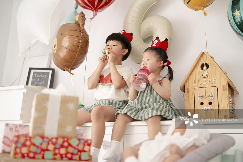 六岁小哥哥两岁小妹妹小寿星庆祝生日的快乐时刻图片素材
