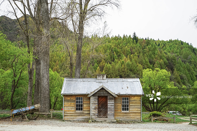 新西兰箭镇风景，木屋静立林间山野图片素材