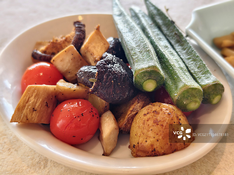 烤时蔬拼盘：秋葵、番茄、蘑菇与小土豆，展现健康轻食的多样搭配图片素材
