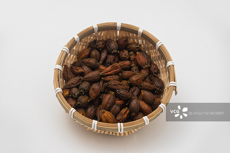 白色背景的东方传统食品染色天然调料黄栀子干果图片素材