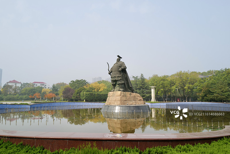河北邯郸丛台广场赵武灵王铜像城市风光图片素材
