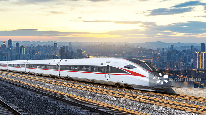 城市天际线铁路轨道上的高速列车图片素材