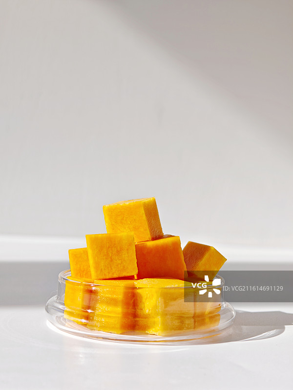 南瓜，南瓜块，芒果，芒果块，红薯，红薯块，黄色的水果切成块，木瓜，几何形，小方块，水果，食物特写图片素材