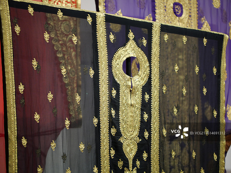 成都博物馆金线展展出的阿拉伯人纱质刺绣长袍图片素材