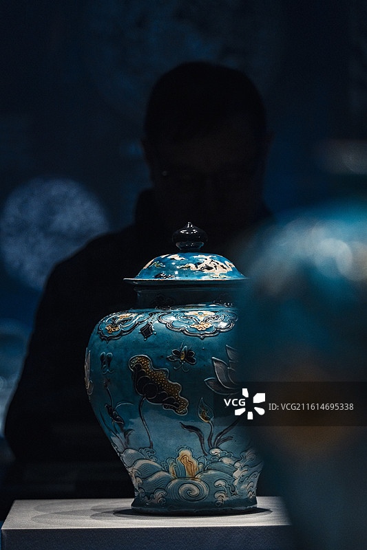 明珐华孔雀绿釉莲池纹盖罐（南海西北陆坡一号沉船遗址出水）图片素材