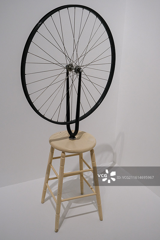 马塞尔杜尚艺术作品-现成的自行车轮图片素材