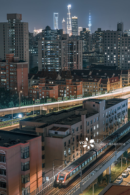 上海，地铁列车，城市天际线，夜景图片素材