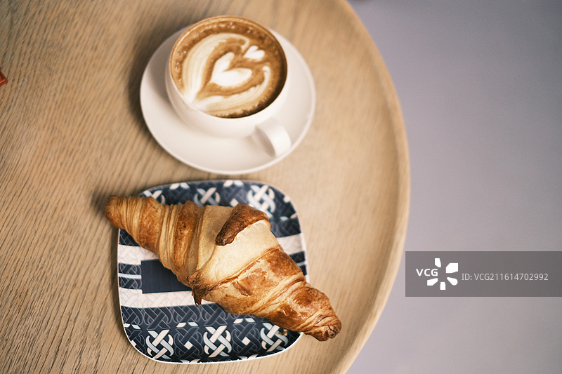 桌上羊角面包和咖啡的特写镜头图片素材
