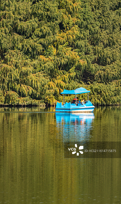 苏州虎丘湿地公园湖面上的游船图片素材