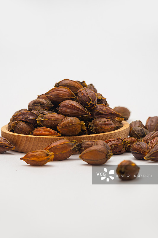 白色背景的东方传统食品染色天然调料黄栀子干果图片素材