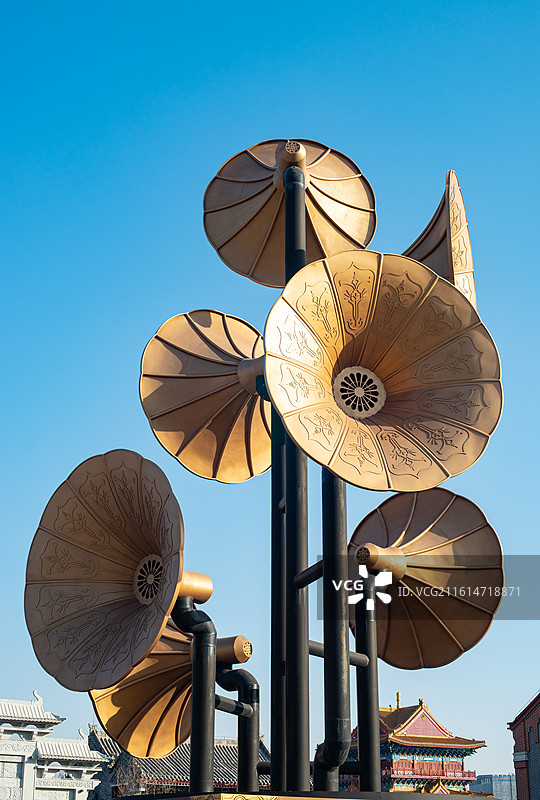 中国山东泰山泰安秀城民国风旅游景区，电线杆子上的喇叭留声机扬声器设备，户外白昼无人图像摄影图片素材