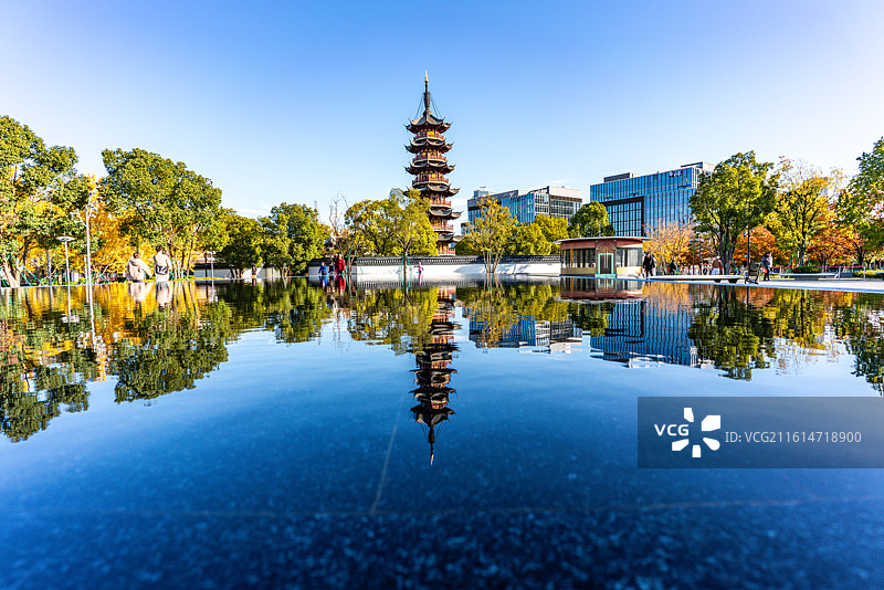 纯净蓝天下的上海龙华寺龙华塔秋色倒影景观图片素材