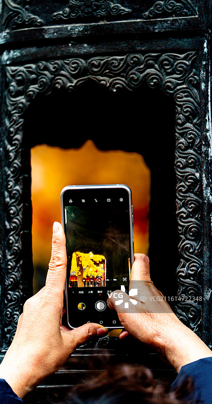 银杏黄叶秋色中的上海徐汇龙华寺黄墙黛瓦建筑景观图片素材