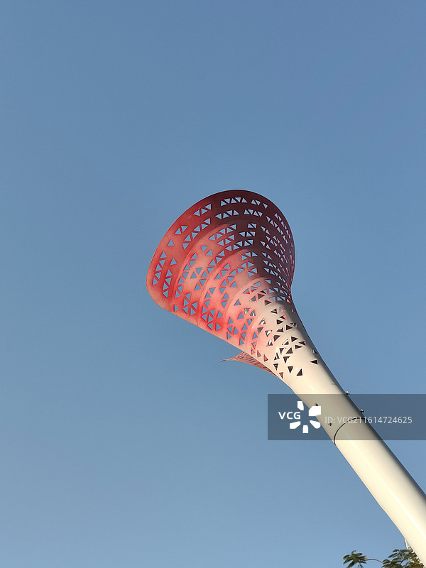 红色设计感路灯与蓝天图片素材