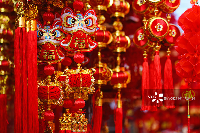 春节年货市场上的新年福字挂饰图片素材