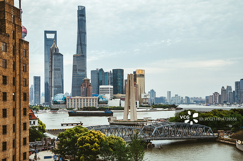 从高处俯瞰上海外滩与对岸陆家嘴的城市风景图片素材