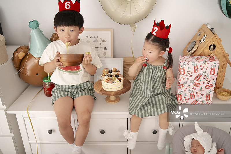 六岁小哥哥两岁小妹妹小寿星庆祝生日的快乐时刻图片素材