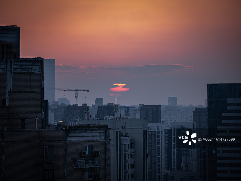 城市高楼大厦剪影下的唯美红日落日余晖建筑风光图片素材