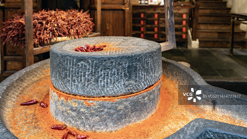 石磨磨制干辣椒粉图片素材
