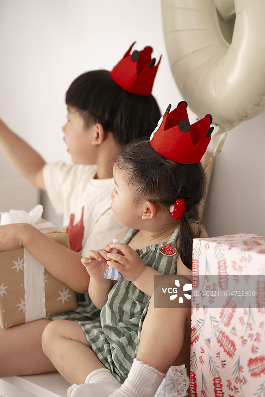 六岁小哥哥两岁小妹妹小寿星庆祝生日的快乐时刻图片素材