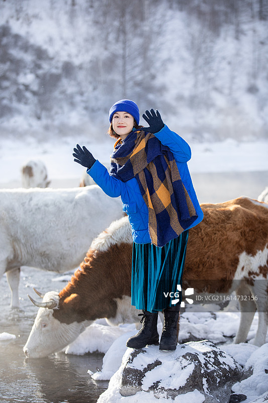 冬天去阿尔山旅游的美女，冬季雾凇雪景里开心微笑的美女图片素材