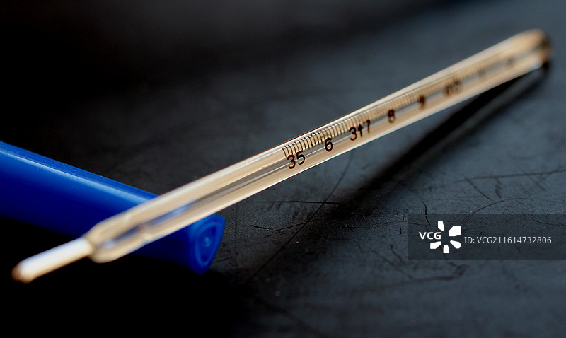微距镜头拍摄医用水银体温计图片素材