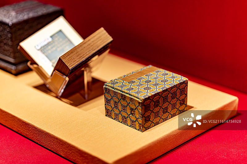 玉器百年守护从紫禁城到故宫博物院午门特展故宫博物院藏清乾隆‌青玉刘秉恬书御制优恤土尔扈特部众册图片素材