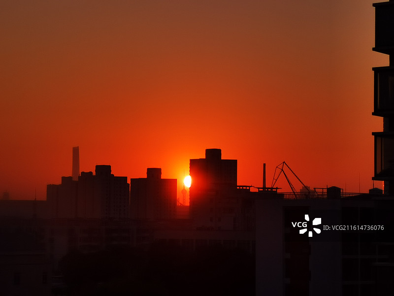 落日下的城市剪影图片素材