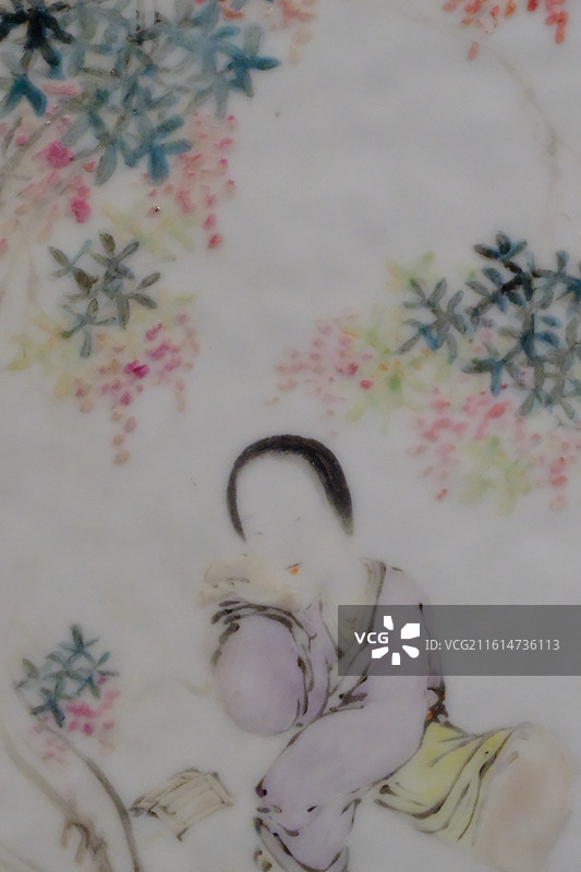 石家庄博物馆鸣粉彩仕女花鸟纹帽筒。老瓷器文物古董图片素材