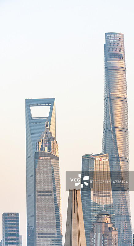 黄昏夕阳中的上海东方明珠塔新天安堂环球金融中心金毛大厦上海大厦三件套三件套建筑特写镜头图片素材