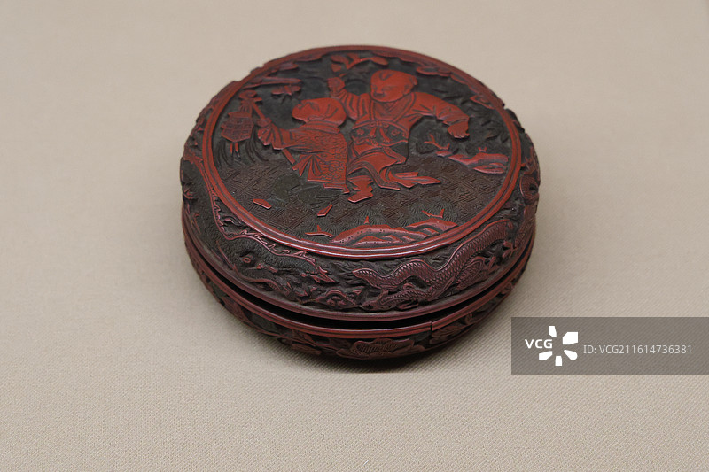 上海博物馆漆器展--剔彩婴戏图圆盒（明嘉靖）图片素材