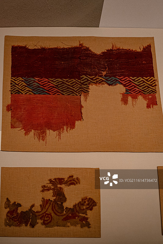 早期铁器时代 变体回纹缂毛 花卉纹缋罽 1984年且末县扎滚鲁克古墓群出土 巴音郭楞文博院图片素材